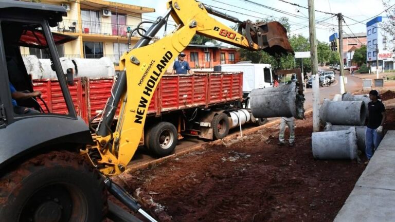 Realizan tareas de entubado en el Km 8 dela avenida San Martín en Eldorado