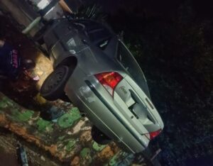 Un auto quedó varado en un barranco tras sufrir una falla mecánica