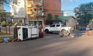 Un auto volcó en el microcentro tras chocar contra una camioneta