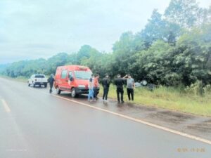 Un vehículo perdió el control, despistó y terminó sobre la banquina de la Ruta 14