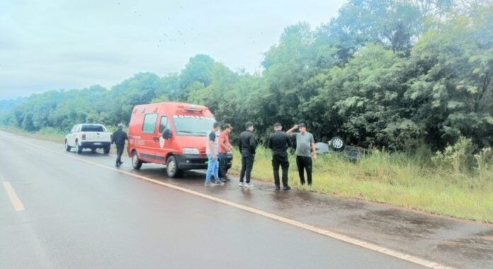 Un vehículo perdió el control, despistó y terminó sobre la banquina de la Ruta 14