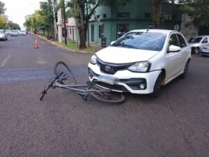Una ciclista resultó lesionada tras un choque con un automóvil