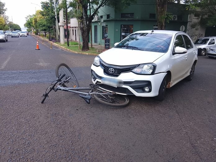 Una ciclista resultó lesionada tras un choque con un automóvil