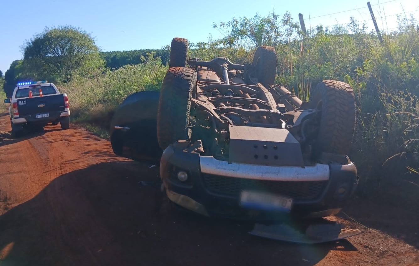 Volcó una camioneta en un camino rural y la conductora salió ilesa