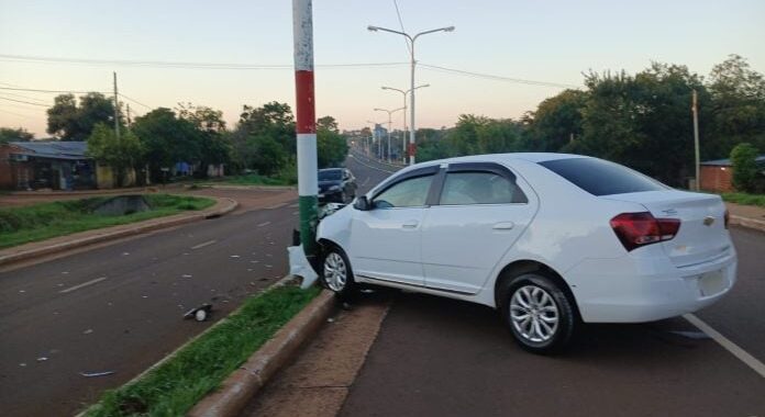 perdió el control del auto y chocó contra una columna