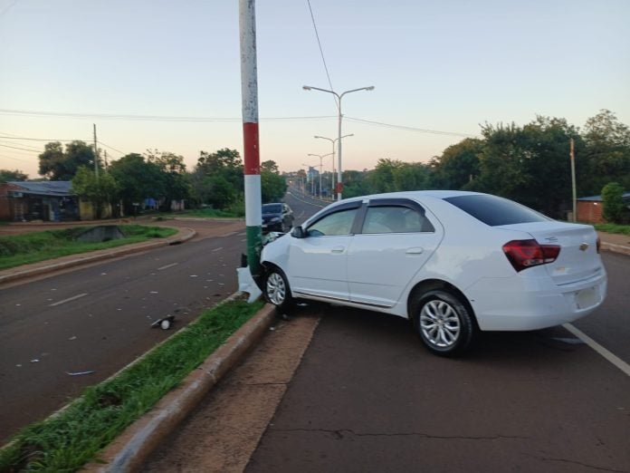 perdió el control del auto y chocó contra una columna