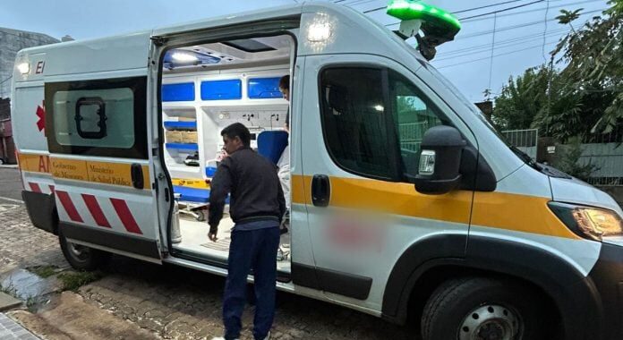 Buscan a un motociclista que atropelló a un niño frente a una escuela y huyó