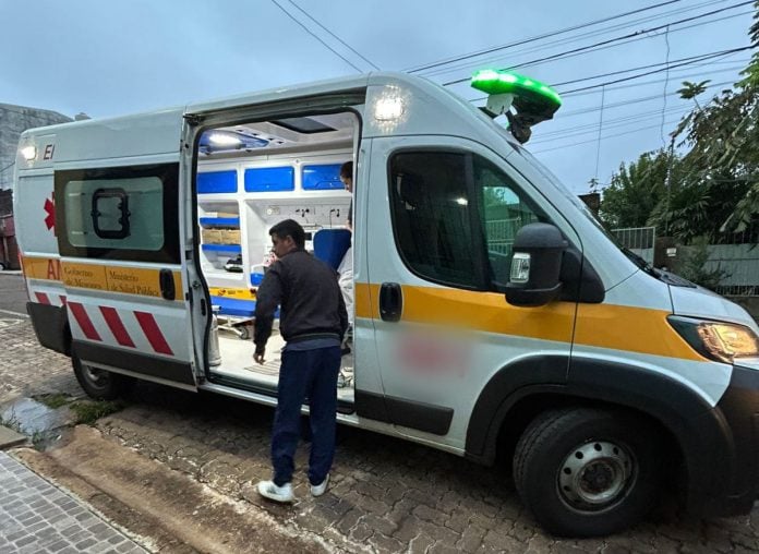 Buscan a un motociclista que atropelló a un niño frente a una escuela y huyó