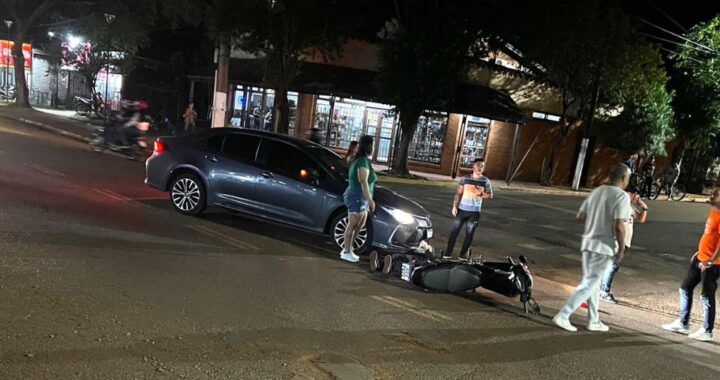 Choque en Eldorado una motociclista resultó herida