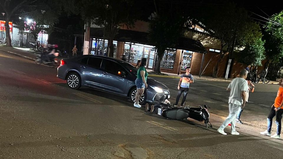 Choque en Eldorado una motociclista resultó herida