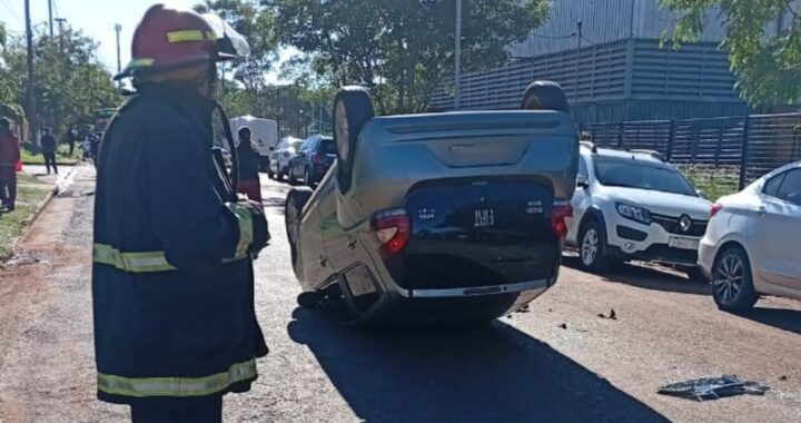 De distrajo con el mate, chocó y volcó el auto frente a una escuela