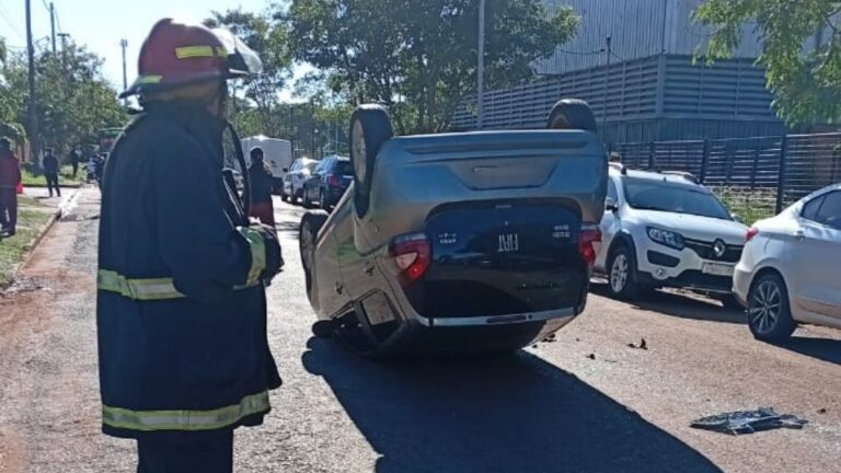 De distrajo con el mate, chocó y volcó el auto frente a una escuela