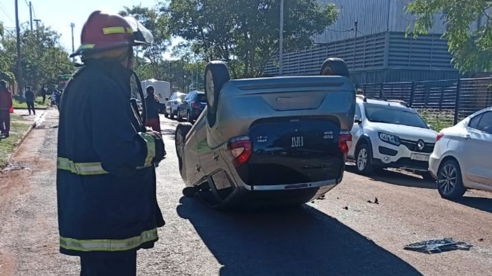 De distrajo con el mate, chocó y volcó el auto frente a una escuela