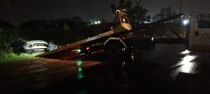 Despistó con su vehículo y terminó dentro de un desagüe