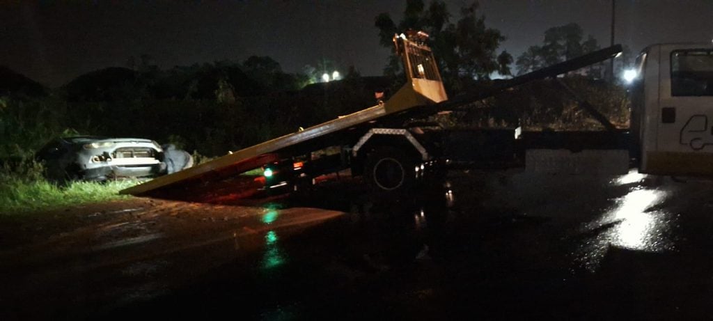 Despistó con su vehículo y terminó dentro de un desagüe