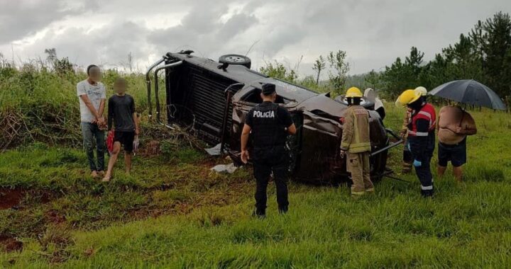 Despistó una camioneta y dos hombres terminaron hospitalizados