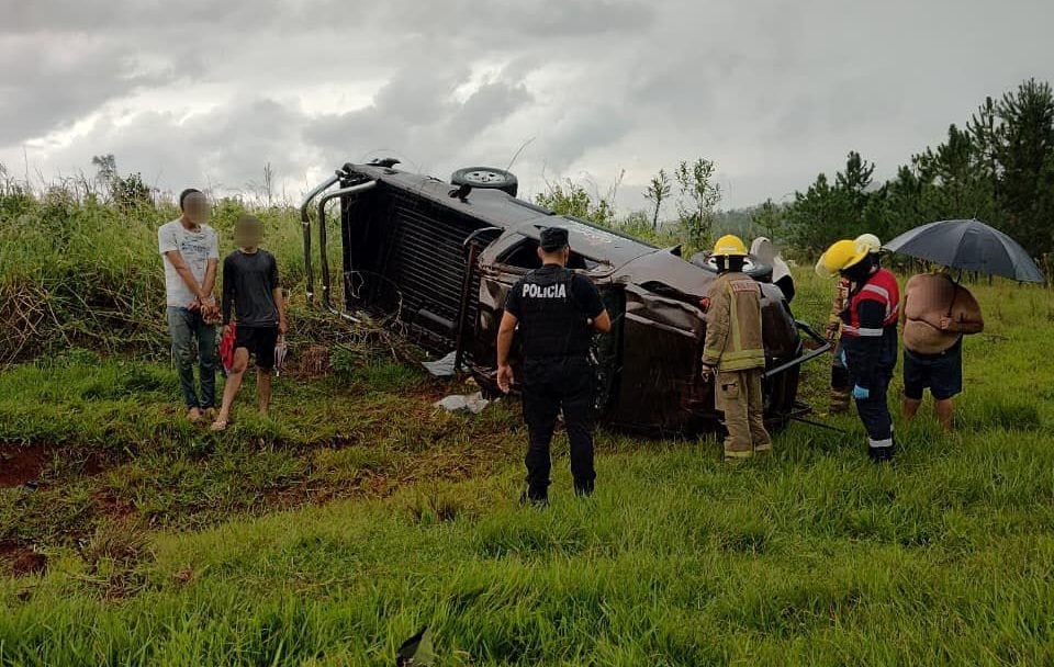 Despistó una camioneta y dos hombres terminaron hospitalizados