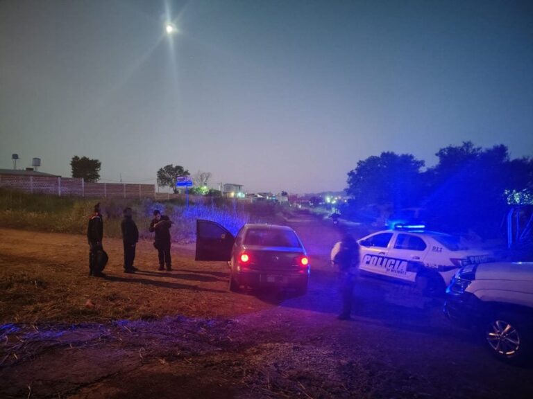 Hallan a un hombre borracho dentro de su auto en medio de la calle