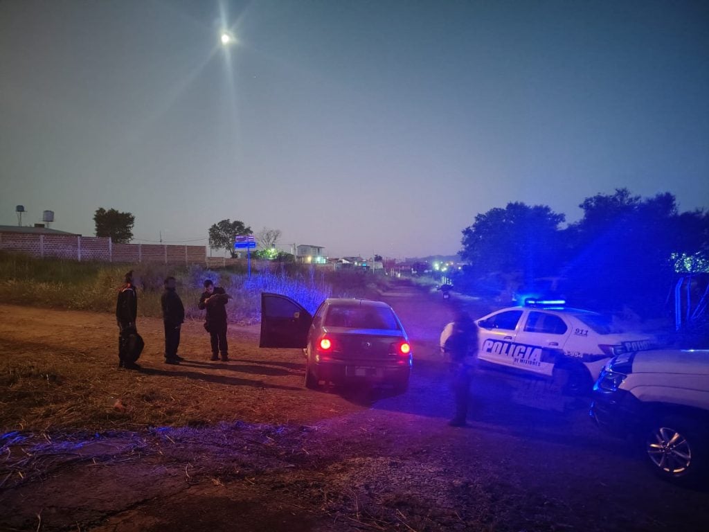 Hallan a un hombre borracho dentro de su auto en medio de la calle