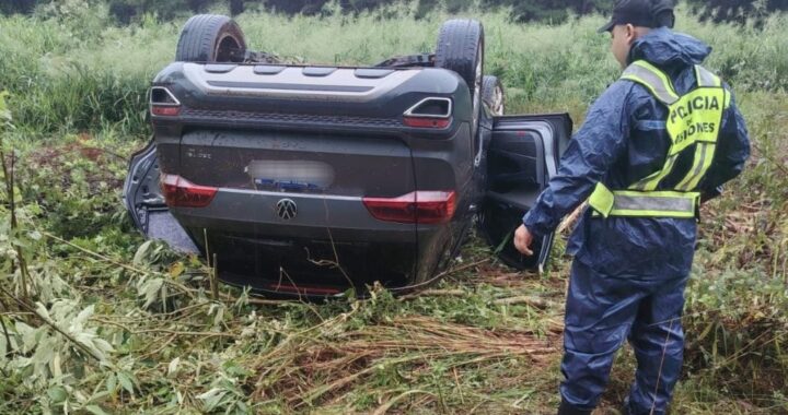 Hallan un auto volcado en plena ruta