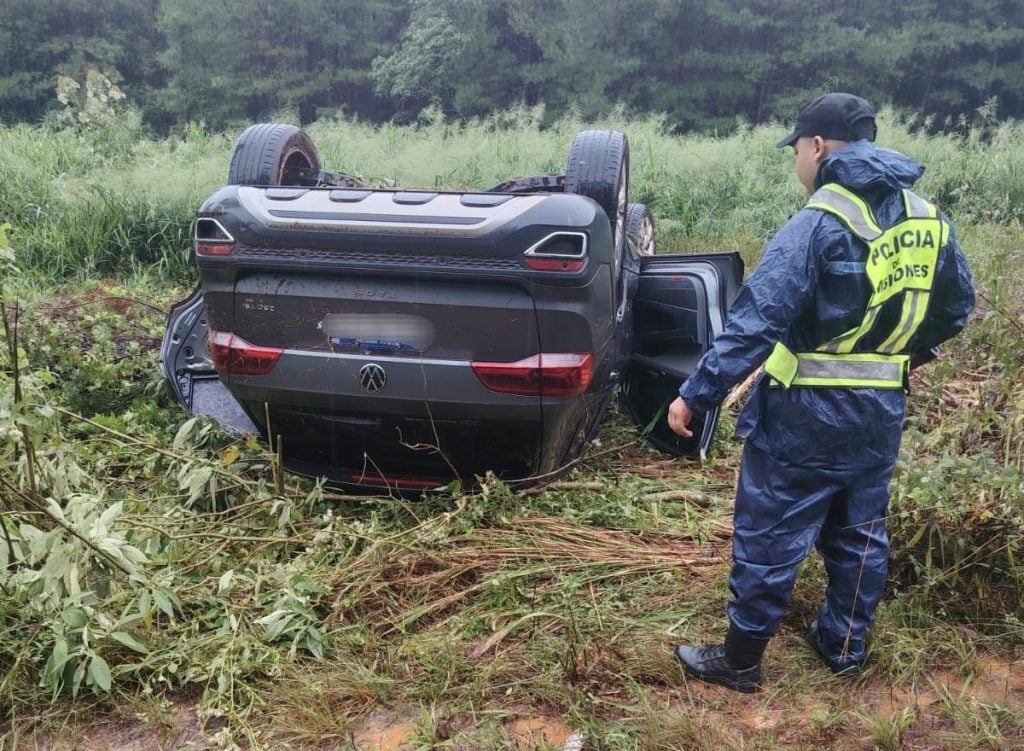 Hallan un auto volcado en plena ruta
