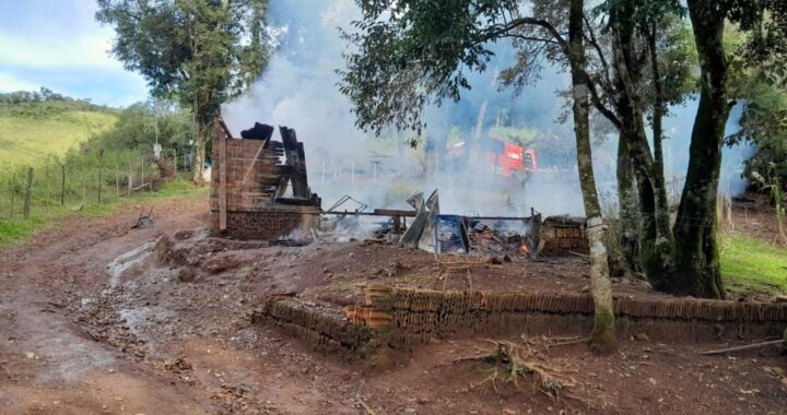 Incendio consumió una vivienda por completo