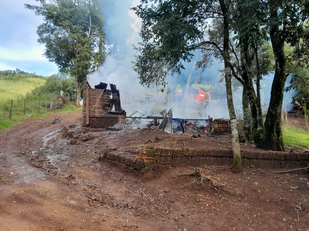 Incendio consumió una vivienda por completo