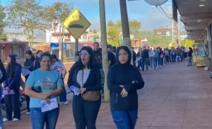 Larga fila de jóvenes para acceder a puestos de trabajo en la zona oeste de Eldorado