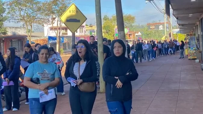 Larga fila de jóvenes para acceder a puestos de trabajo en la zona oeste de Eldorado