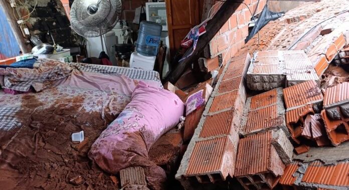 Las intensas lluvias provocaron el derrumbe de un muro sobre una vivienda