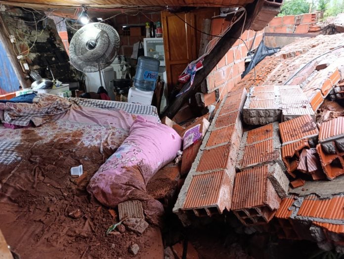 Las intensas lluvias provocaron el derrumbe de un muro sobre una vivienda
