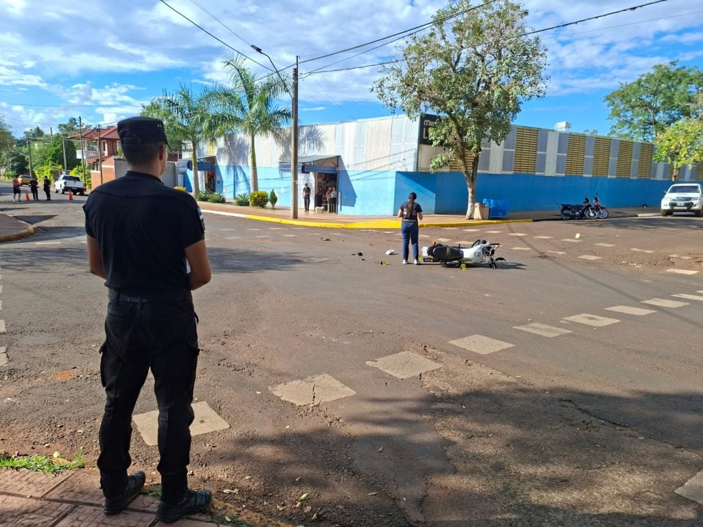 Motociclista sufrió lesiones graves tras chocar contra un auto