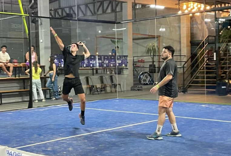 Murió un hombre tras descompensarse mientras jugaba al pádel