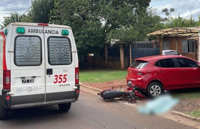 Murió un motociclista tras despistar e impactar contra un vehículo estacionado