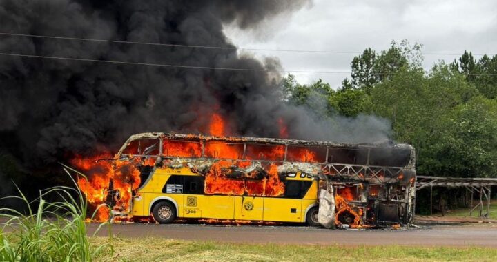 Se incendió un colectivo en plena ruta y quedó totalmente destruido