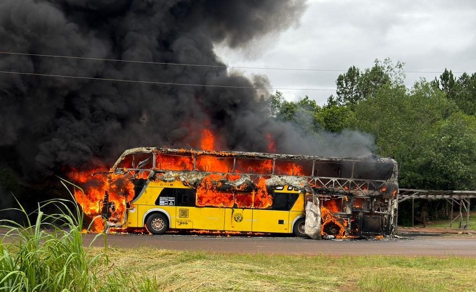 Se incendió un colectivo en plena ruta y quedó totalmente destruido
