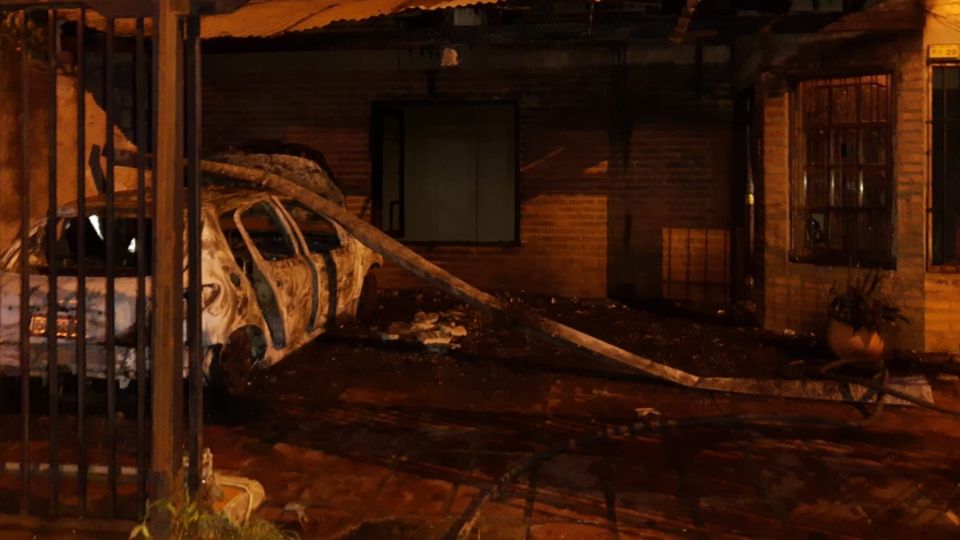 Un auto se incendió de madrugada y sospechan un cortocircuito