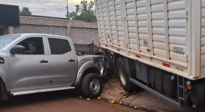Un camión chocó contra un camioneta estacionada