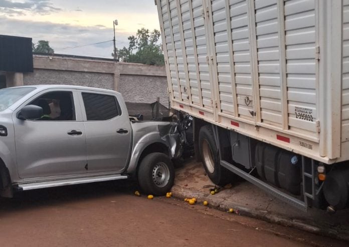 Un camión chocó contra un camioneta estacionada