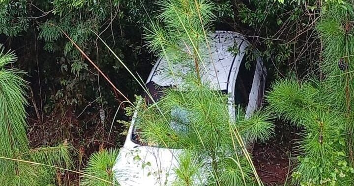 Un hombre perdió el control de su vehículo, despistó y terminó en una zanja