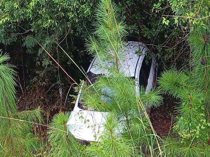 Un hombre perdió el control de su vehículo, despistó y terminó en una zanja