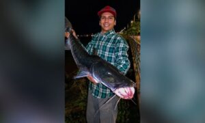 Un joven pescó un surubí de 12 kilos en plena Costanera de Posadas