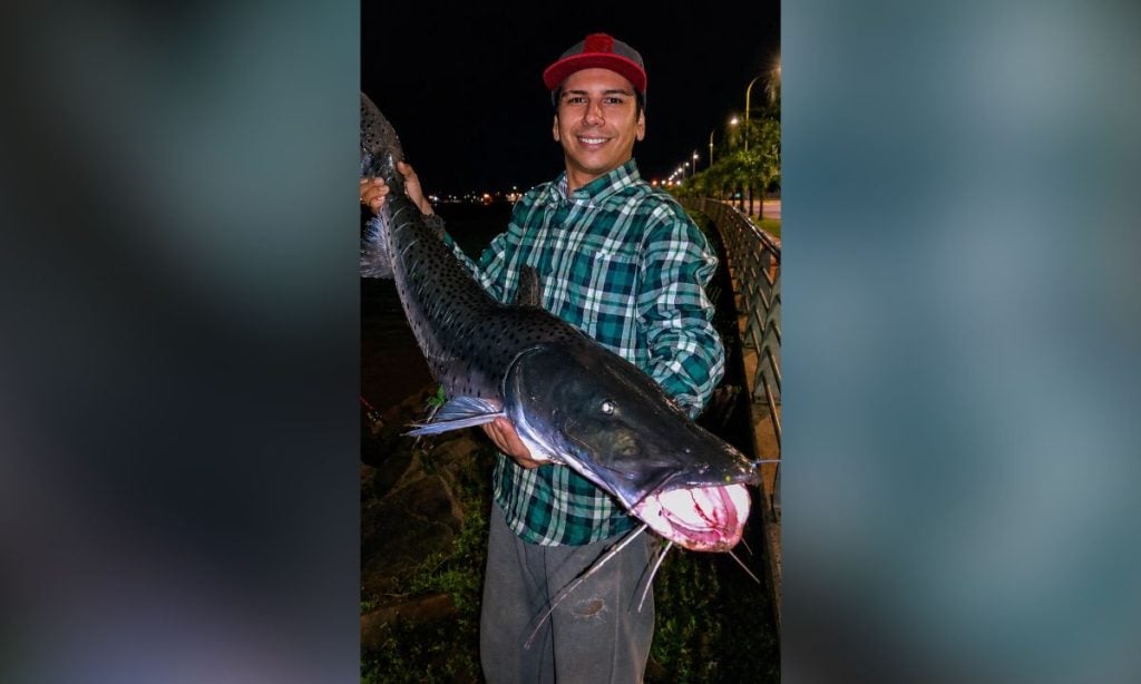 Un joven pescó un surubí de 12 kilos en plena Costanera de Posadas