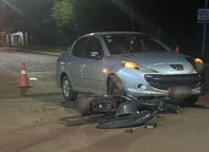 Una joven de 16 años resultó herida tras el choque entre auto y moto