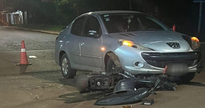 Una joven de 16 años resultó herida tras el choque entre auto y moto