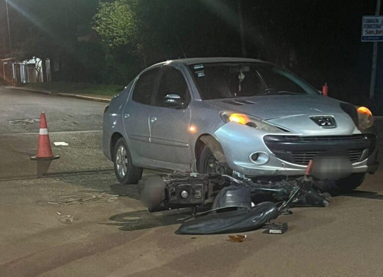 Una joven de 16 años resultó herida tras el choque entre auto y moto