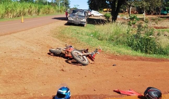 Una motocicleta se quedó sin frenos y chocó contra una camioneta