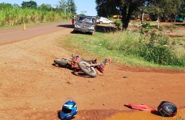Una motocicleta se quedó sin frenos y chocó contra una camioneta