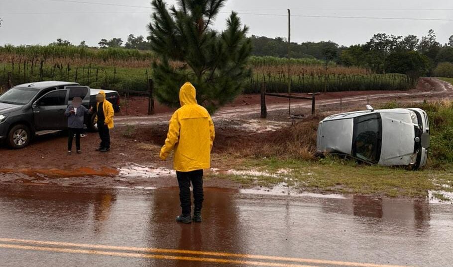 Una mujer fue hospitalizada tras volcar el auto en el que circulaba por la ruta 17