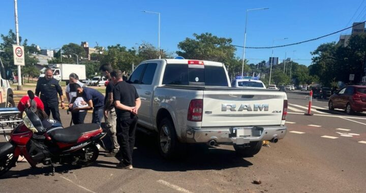 Una mujer resultó herida tras chocar con su moto en una rotonda
